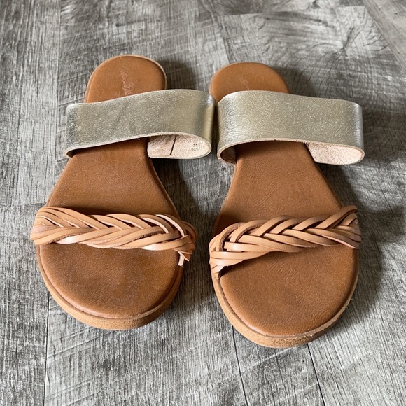 Universal Thread Sandals - Picture 2 of 3